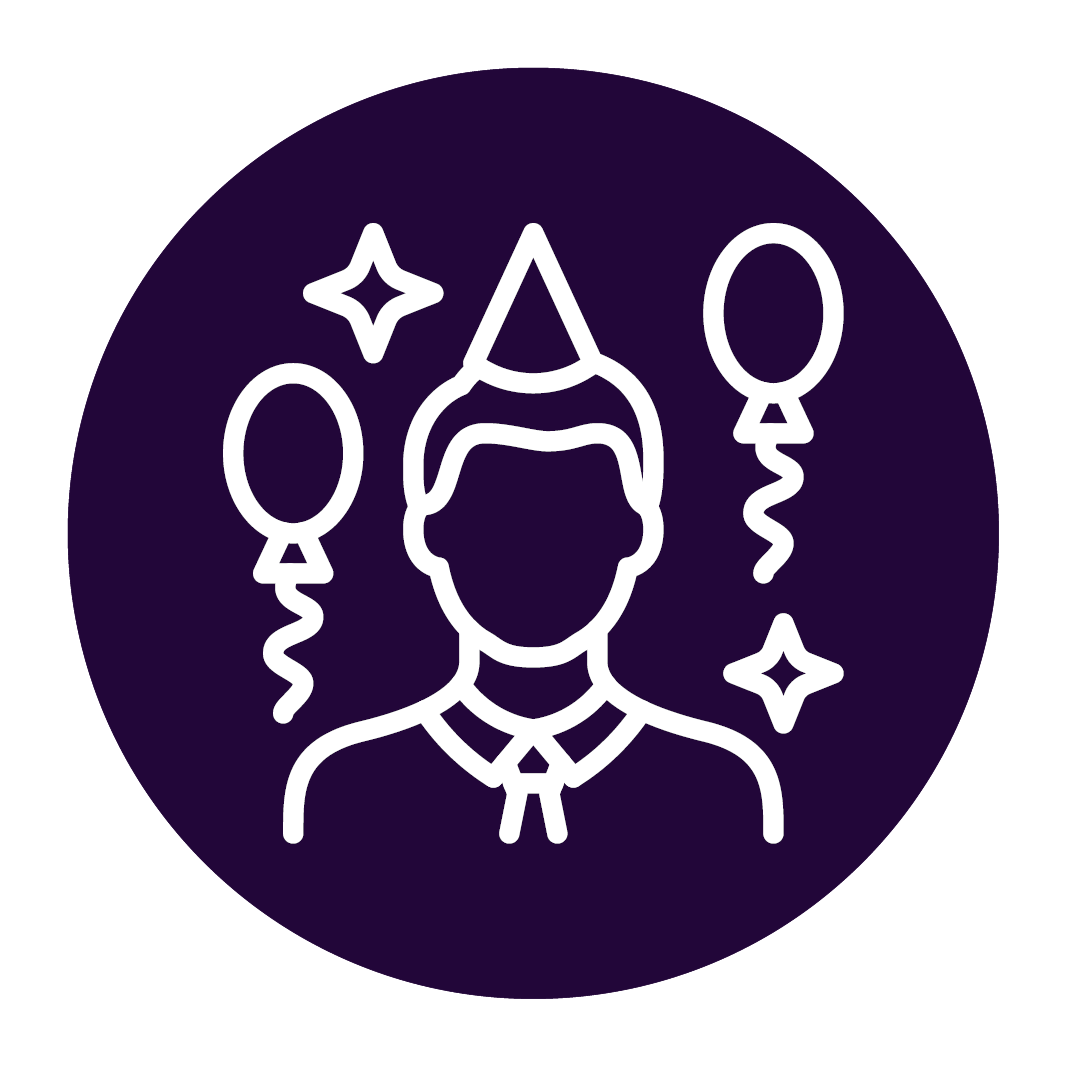 Icon für gemeinsame Aktivitäten Visueller Aufbau: •	Kreisförmiges Icon mit dunkelviolettem Hintergrund •	Weiße Liniengrafik im minimalistischen Stil Symbolelemente: •	Person im Anzug: Stilisierte Figur mit Krawatte und Partyhut, repräsentiert Mitarbeitende •	Luftballons: Zwei Party-Ballons zu beiden Seiten der Person •	Sterne/Funkeln: Kleine Sterne als Dekorationselemente •	Feier-Atmosphäre: Kombination aus festlichen Elementen Bedeutung der Symbolik: Das Icon visualisiert Firmenveranstaltungen und gemeinsame Aktivitäten. Die Person im Geschäftsoutfit steht für die Mitarbeitenden, während die Luftballons und Sterne eine festliche, fröhliche Atmosphäre symbolisieren. Die Elemente repräsentieren Events wie Sommerfeste, Teambuilding-Aktivitäten und andere gemeinsame Unternehmensveranstaltungen. Designsprache: •	Reduzierte, professionelle Liniengraphik •	Einheitliche Strichstärke •	Hoher Kontrast (weiß auf aubergine) •	Teil einer zusammenhängenden Icon-Serie für Mitarbeiter-Benefits